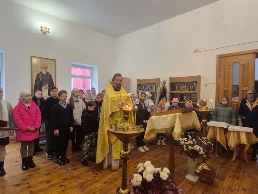В Локотском храма совершена Литургия для воспитанников Воскресной школы