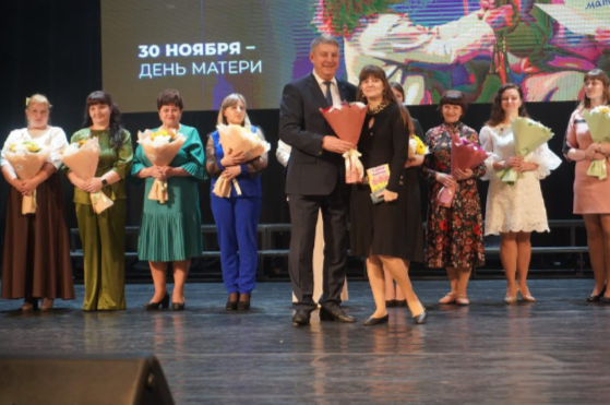 Брянским многодетным матерям вручили Почетный знак «Материнская слава»