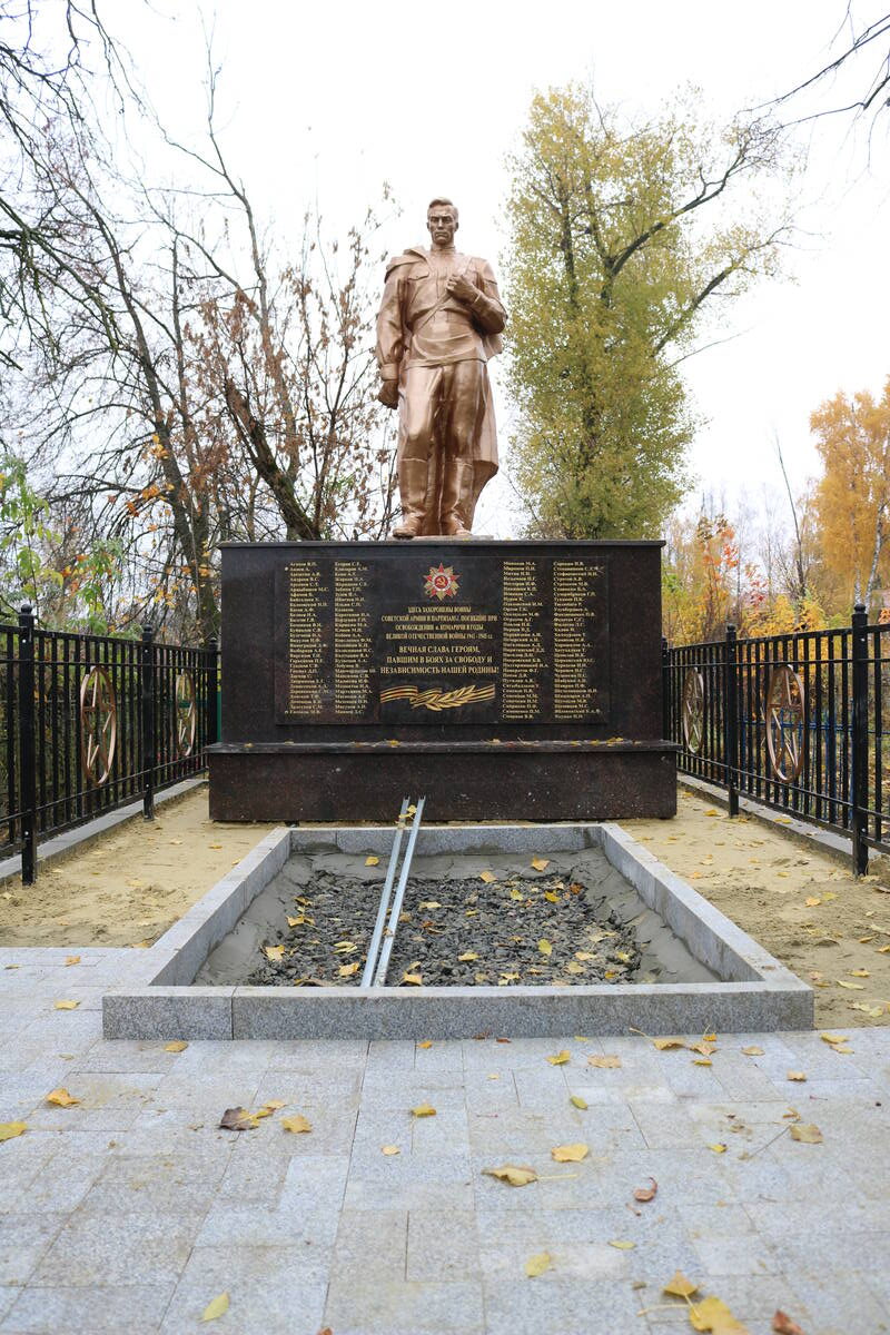 Благоустройство памятника героям 624 стрелкового полка в Комаричском районе продолжается