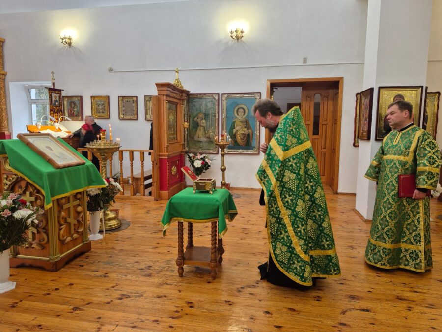 Храм поселка Локоть встретил ковчег с мощами святой блаженной Матроны Московской