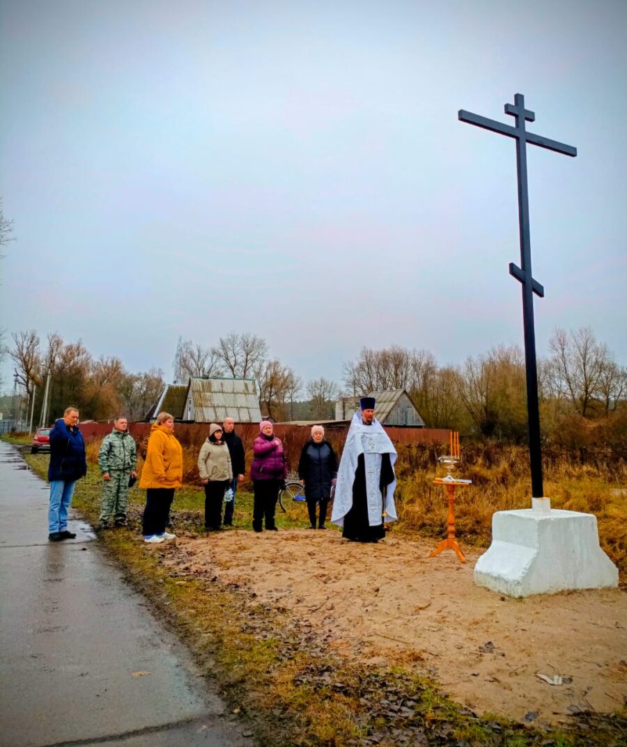 На въезде в Каменку Брасовского района освящен Поклонный Крест