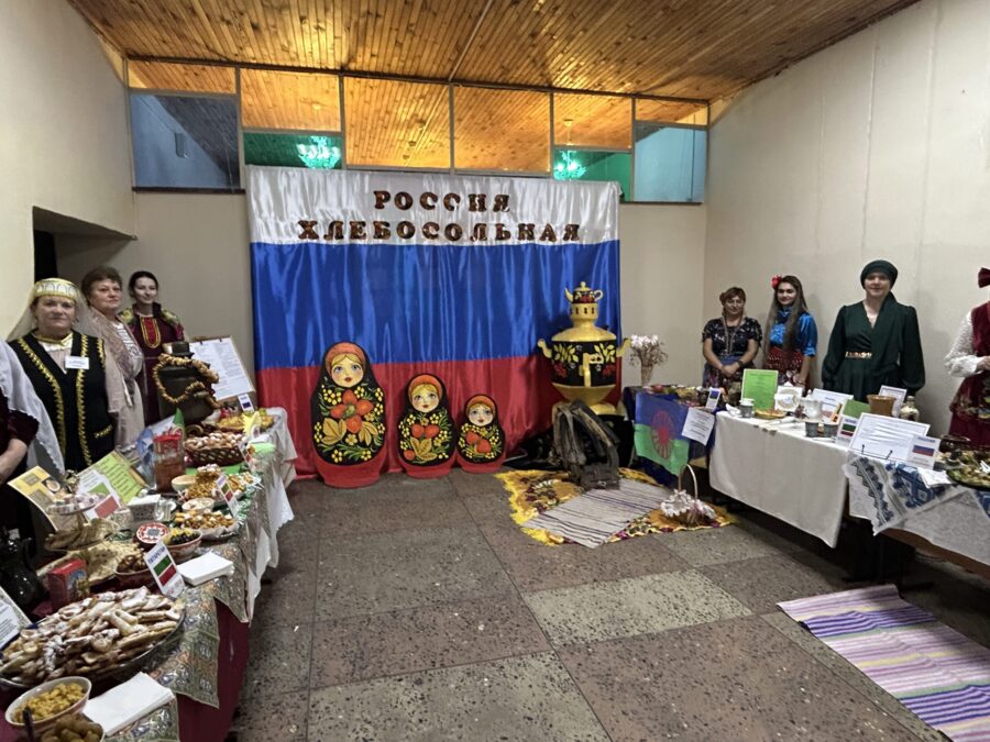 В фойе ЛДК имени А.П. Менякина прошел Первый районный фестиваль национальной кухни народов РФ