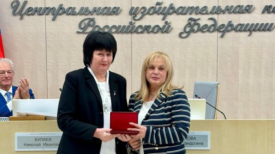 Брянскому секретарю Избирательной комиссии Галине Буяновой присвоили почетное звание