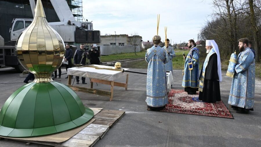 В Брянской области освятили купол и крест храма в честь Покрова Пресвятой Богородицы