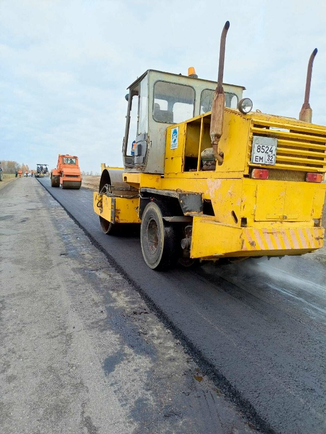 В Красногорском районе ремонтируют участок автодороги Красная Гора-Николаевка