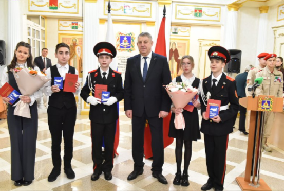 Александр Богомаз вручил паспорта юным брянцам