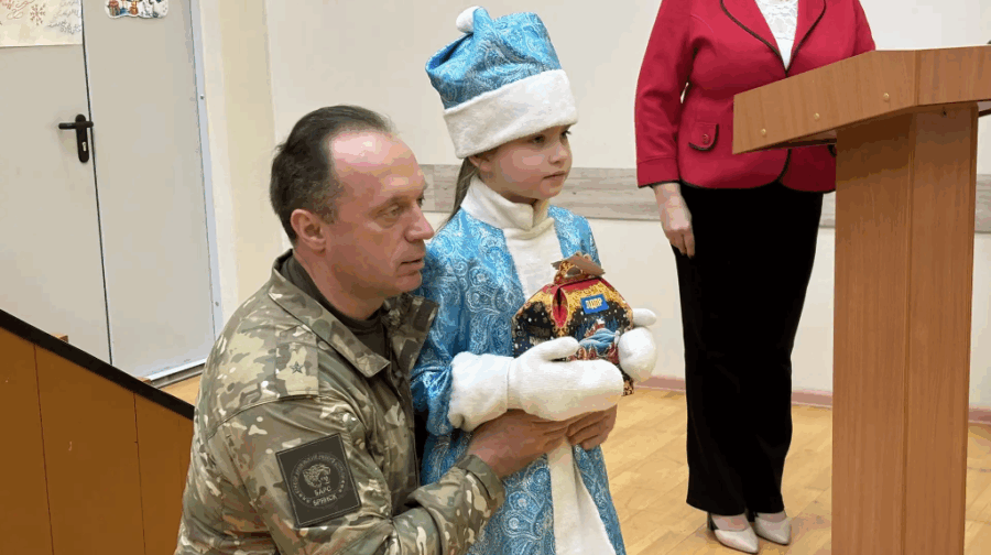 Антошин поздравил 1500 школьников Бежицкого района с Новым годом