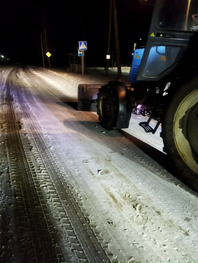 Дороги Брянской области чистят от снега и обрабатывают песко-соляной смесью круглосуточно