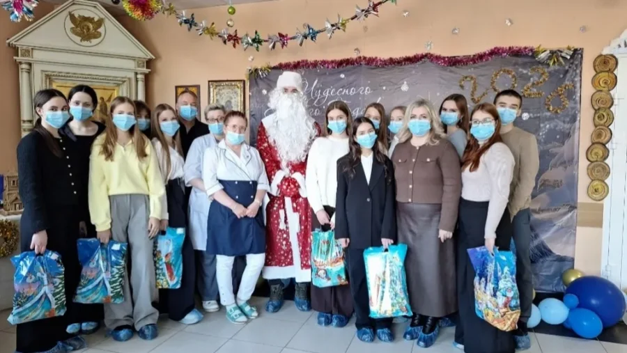 В Брянске с наступающим Новым годом поздравили пациентов детского онкоцентра