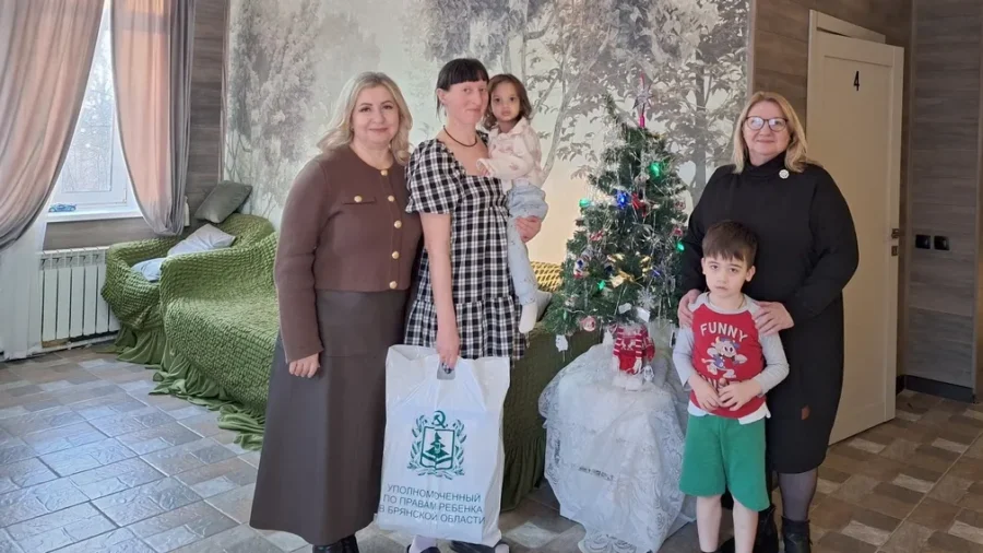 В Брянской области детский омбудсмен посетила кризисный центр «Дом для мамы»