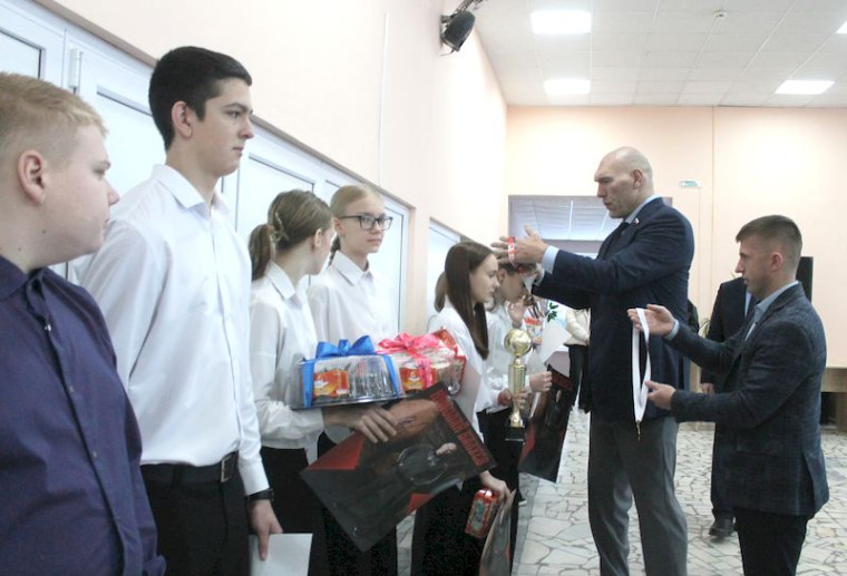 В Карачеве наградили одарённых школьников района