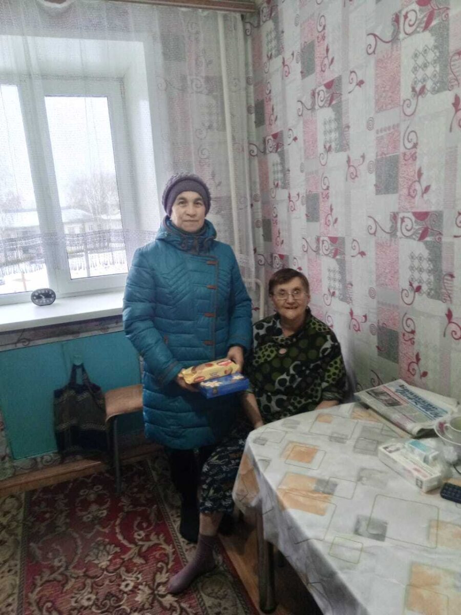 Социальный работник КЦСОН района поздравила Елену Михайловну Алипченкову