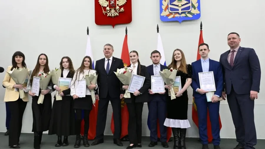 В Брянске молодежи вручили именные стипендии