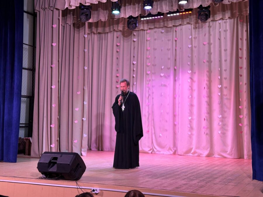 Благочинный Брасовского церковного округа поздравил жительниц Погребов с Днем матери