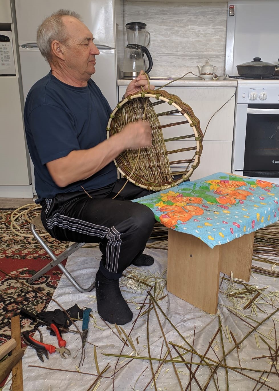 Красненский умелец сохраняет традиции лозоплетения