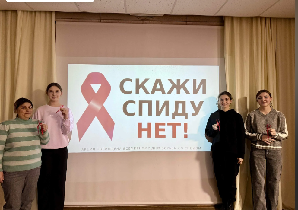 Сотрудники Крупецкого СДК раздавали красные ленточки — символы борьбы со СПИДом