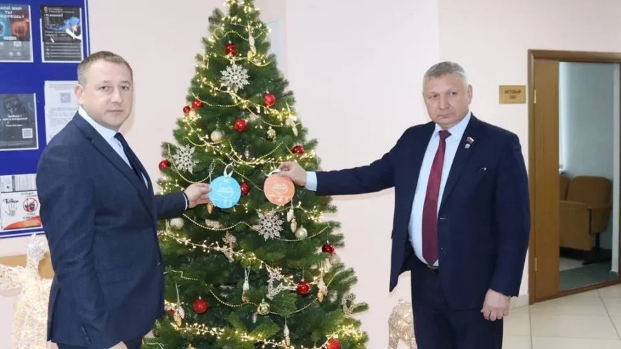 Руководители Брянского района принимают участие в акции «Елка желаний»