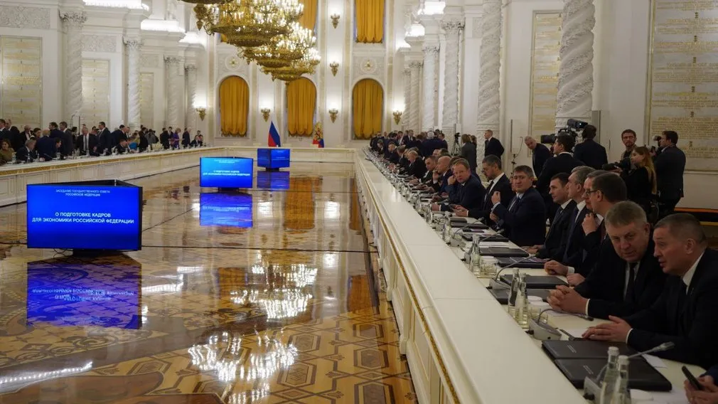 Александр Богомаз отметил, что  важнейшая цель сегодня — обеспечить экономику кадрами.