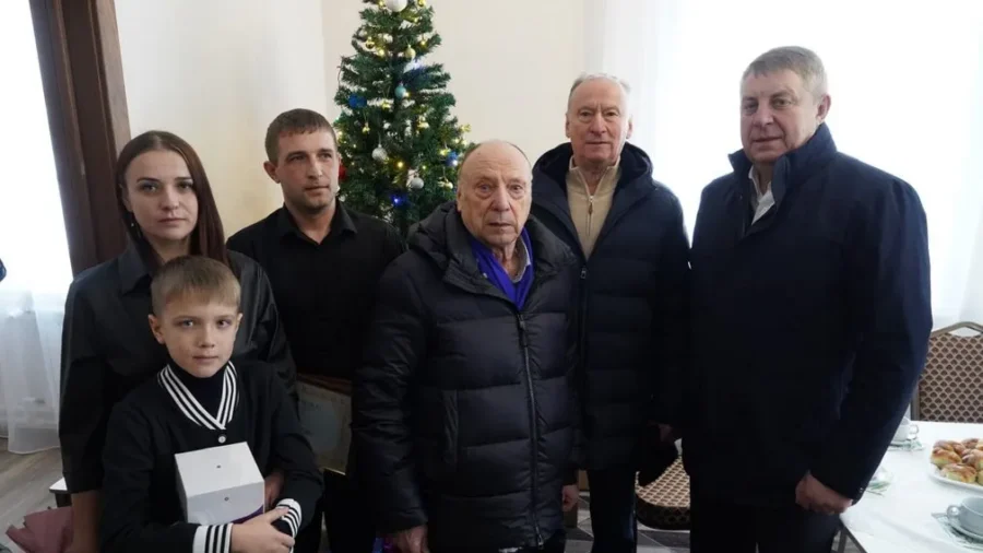 Александр Богомаз вместе с Николаем Патрушевым навестили новоселов в Журиничах