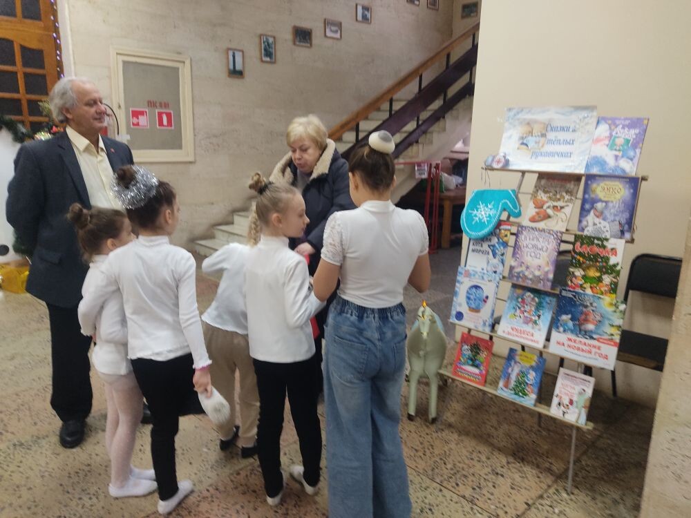 В Брасовской центральной детской библиотеке прошла выставка «Сказки в тёплых рукавичках»