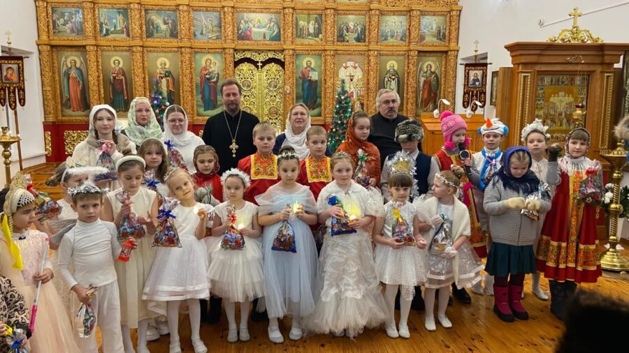 Воспитанники Воскресной школы поздравили прихожан праздничным концертом