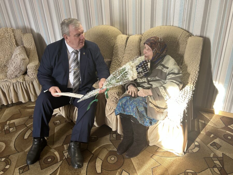 Владимир Путин поздравил с днем рождения жительницу п. Локоть Елену Тихоновну Хлусову