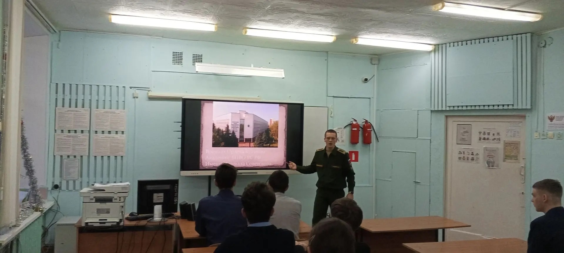 Курсант военной академии рассказал локотским школьникам о службе