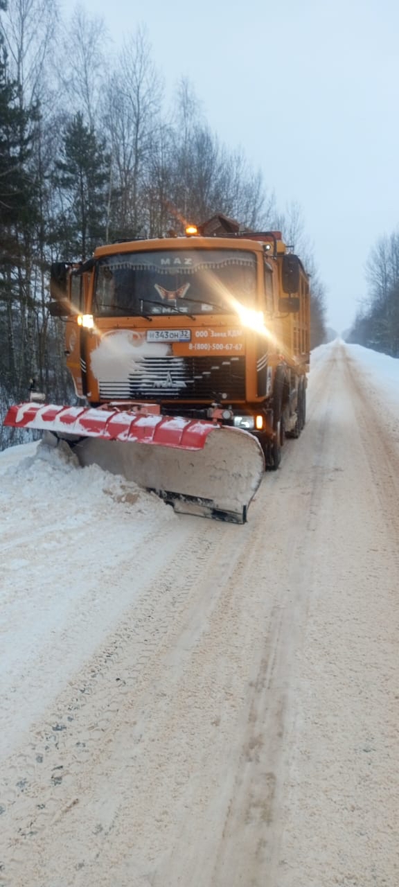 В Красногорском, Карачевском и Дятьковском районах Брянщины очищают дороги от снега