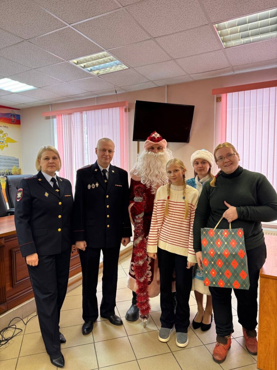 Сотрудники Брянского ЛО МВД России на транспорте приняли участие в акции «Елка желаний»