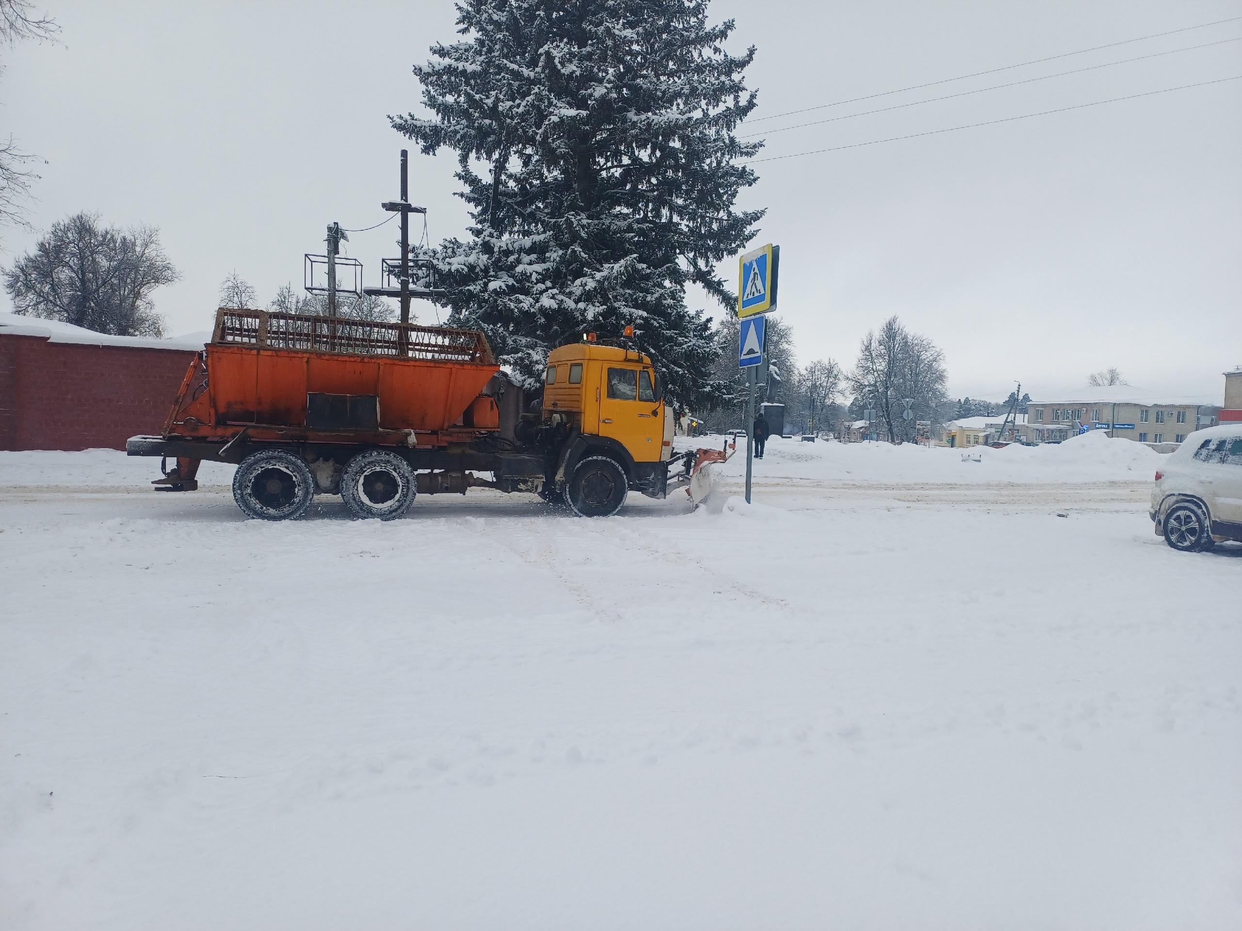 В п. Локоть Брасовского района убирают снег с дорог