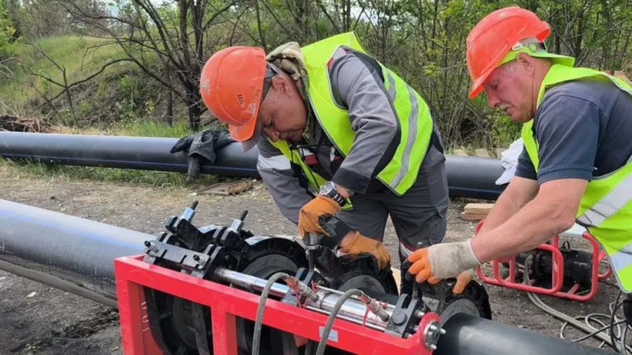 В 2025 году брянские специалисты обновляли коммунальные сети в луганской Брянке