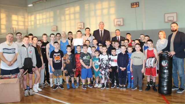 Депутат Государственной думы Николай Валуев вручил брасовским боксерам новый инвентарь