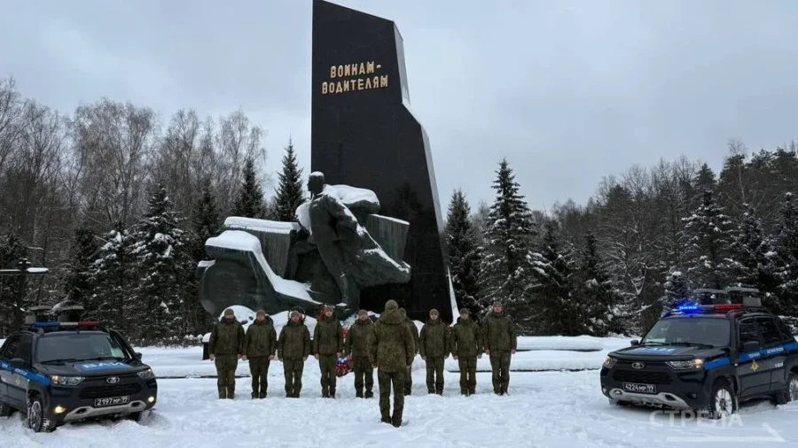 В День военной полиции к мемориалы воинам-водителям возложили цветы