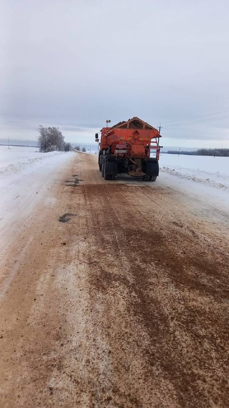 В Брянской области чистят дороги от снега