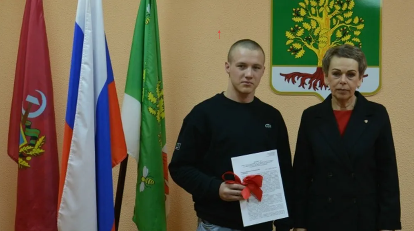 В Гордеевском районе Брянской области сироте Станиславу Горковенко вручили ключи от квартиры