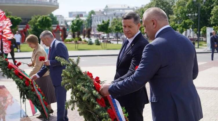 На площади Восстания были возложены венки и цветы к легендарному танку Т-34