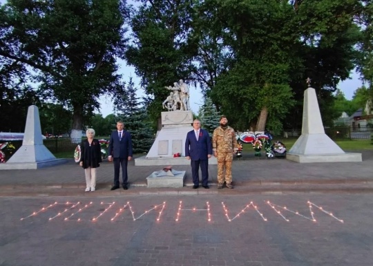 На площади Победы у мемориального комплекса «Вечный огонь» состоялась акция «Свеча памяти»