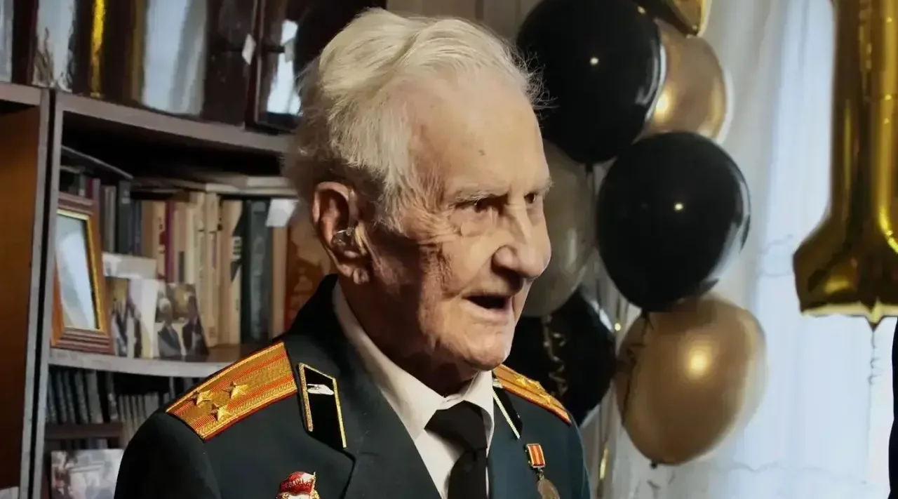 Егор Ковальчук поздравил ветерана Бориса Шапошникова со 102-летием