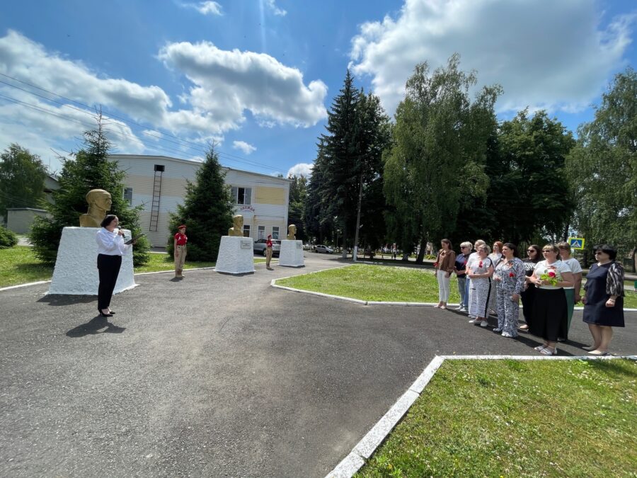 На Аллее Героев в п. Локоть прошла Всероссийская акция «Минута молчания»