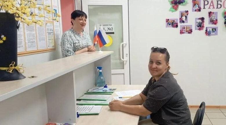 В отделе социальной защиты населения ведется прием посетителей для назначения школьных пособий
