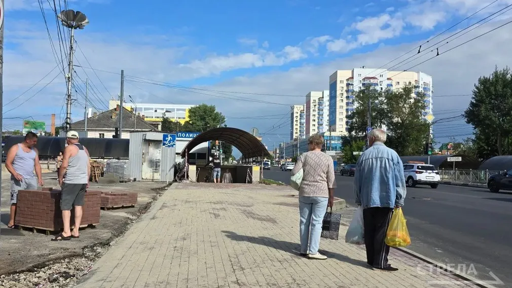 В Брянске активно обустраивают остановочную площадку возле автовокзала