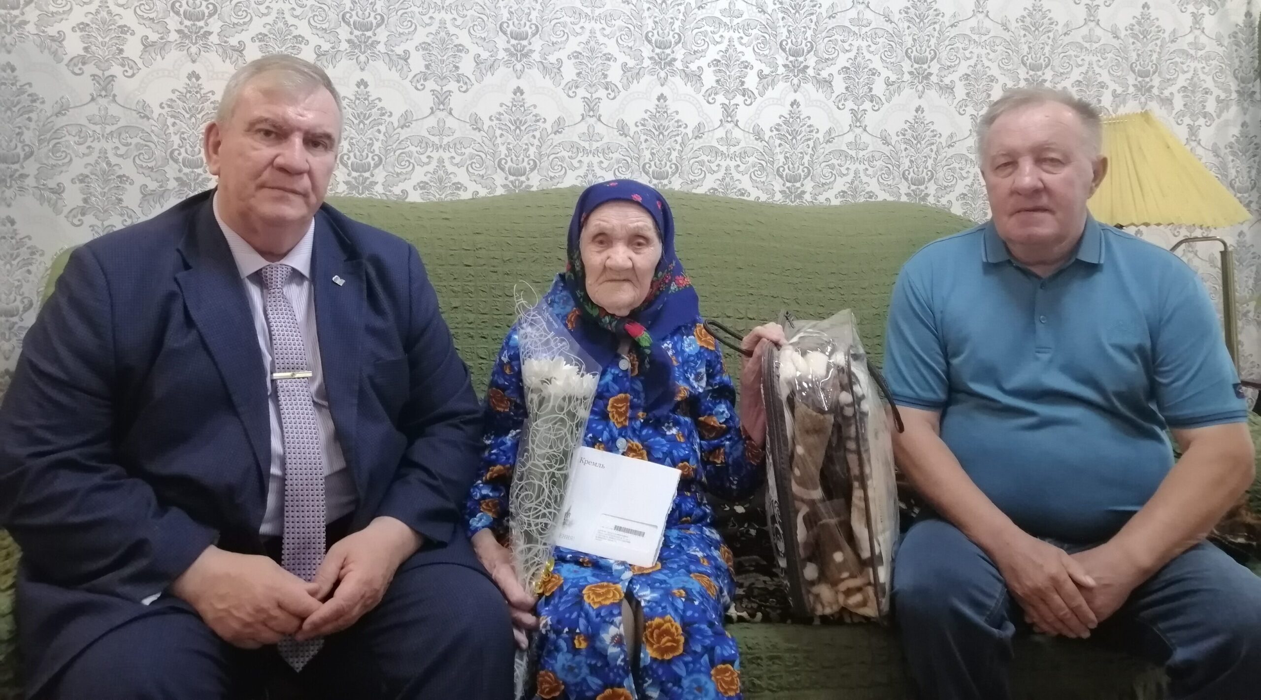 В Брасовском районе труженицу тыла поздравили с 96-летием