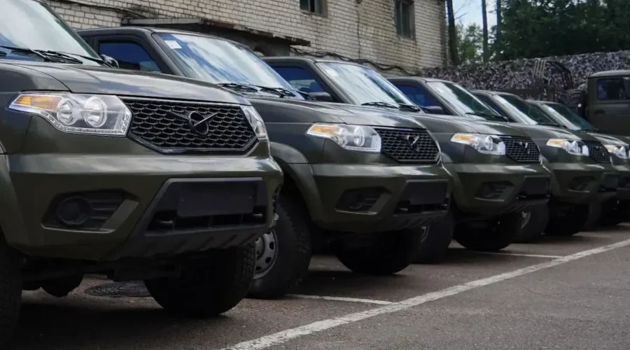 Правительство Брянской области передало Росгвардии 10 автомобилей «Нива» и «УАЗ»