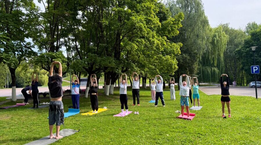 На Кургане Бессмертия состоялось занятие по йоге в рамках клуба «Активное долголетие»