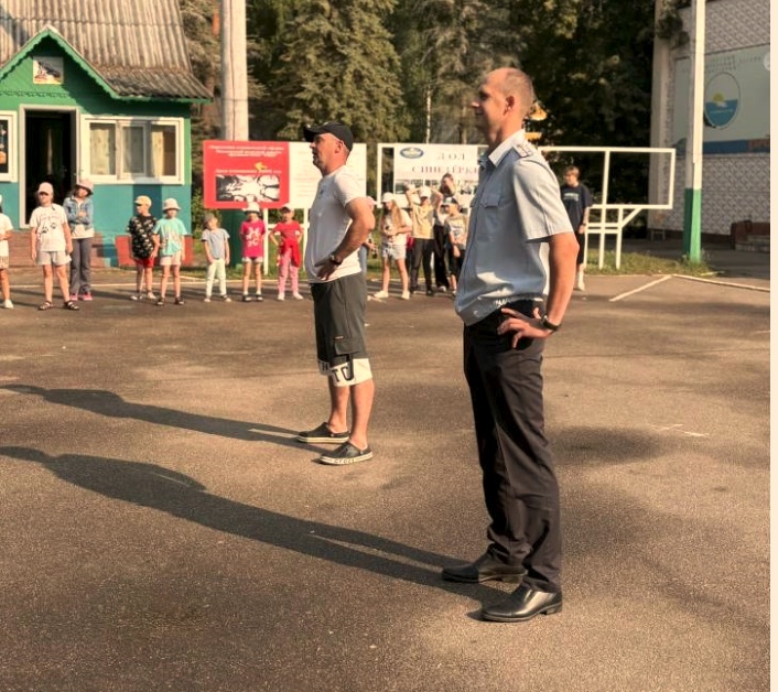 В брянском лагере «Синезерки» стражи порядка провели для детей «Зарядку со стражем порядка»