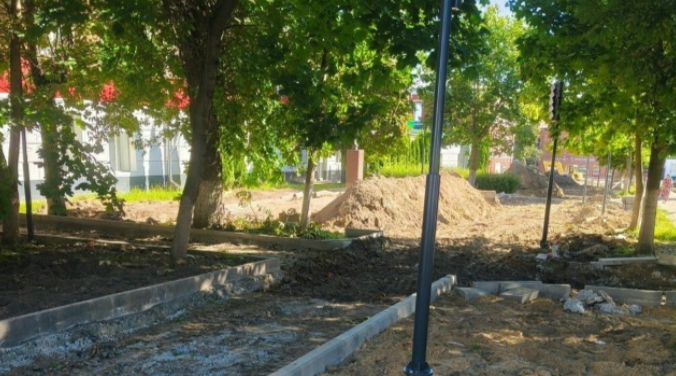 В Новозыбкове ведут работы по благоустройству аллеи Славы