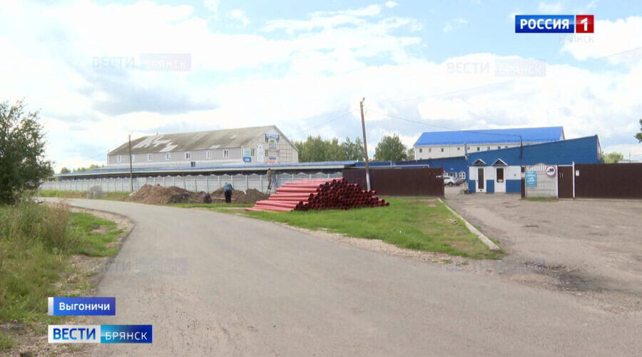 В Выгоничах подрядчики прокладывают трубы для первой централизованной канализации