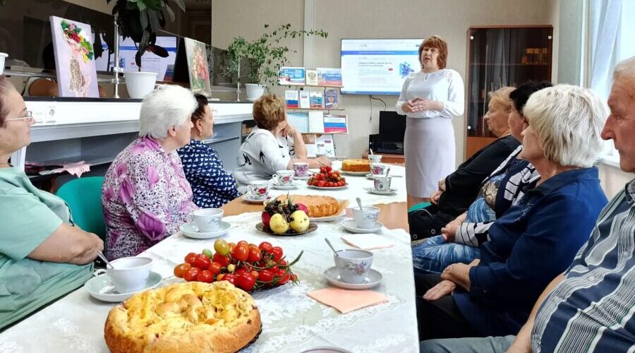 Специалисты службы занятости провели для людей старшего поколения информационный час