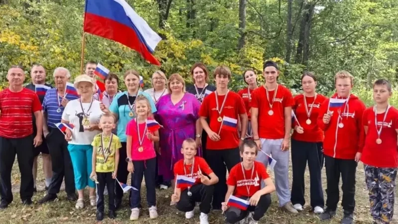 Комаричские спортсмены провели забег ко Дню флага