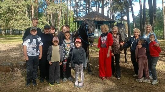 Семьи участников СВО провели выходной на конном подворье «Мыльное ранчо»